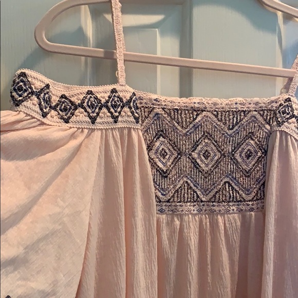 Off shoulder blouse. - Picture 3 of 3